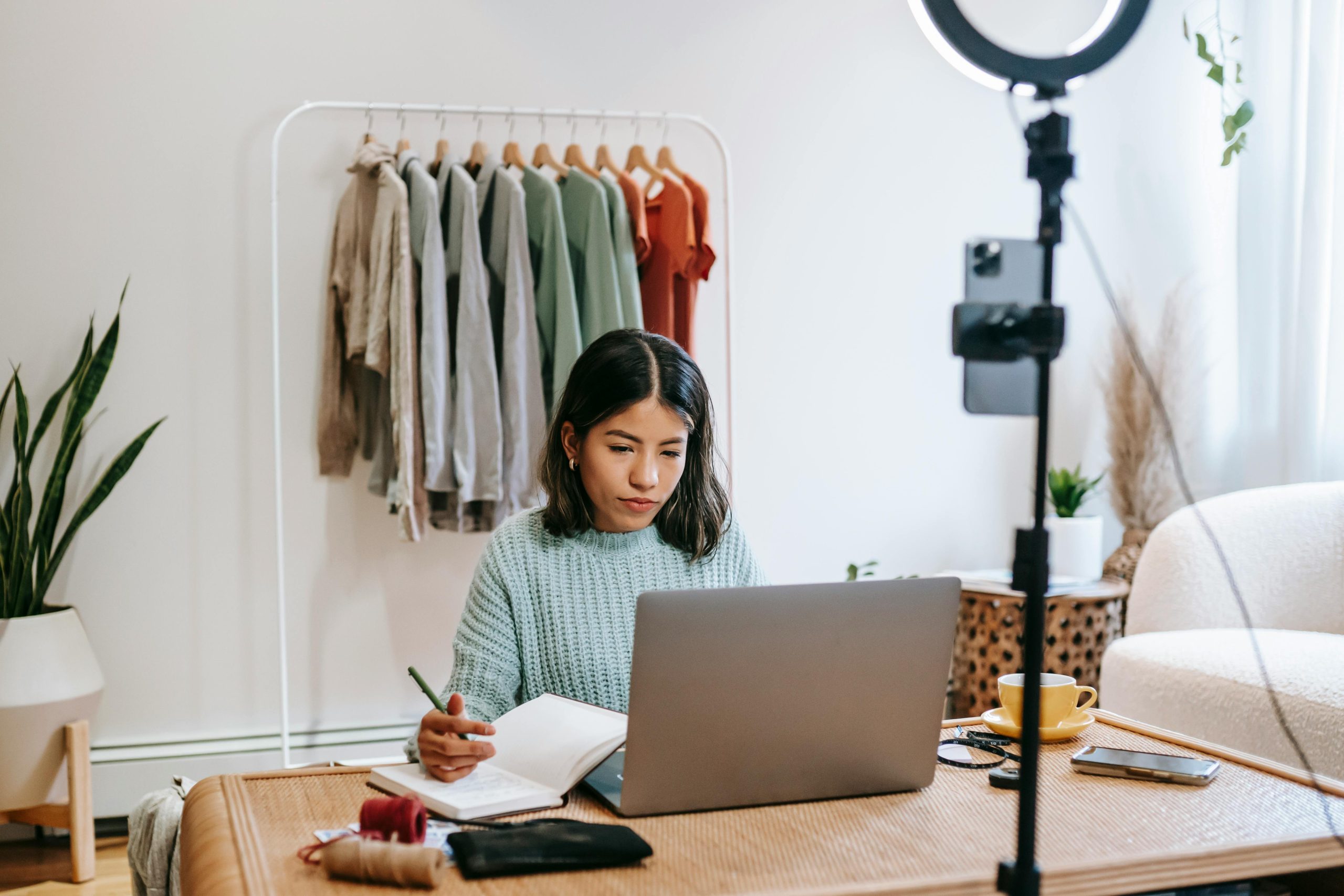 Your 2025 Guide to Becoming an Amazon Influencer